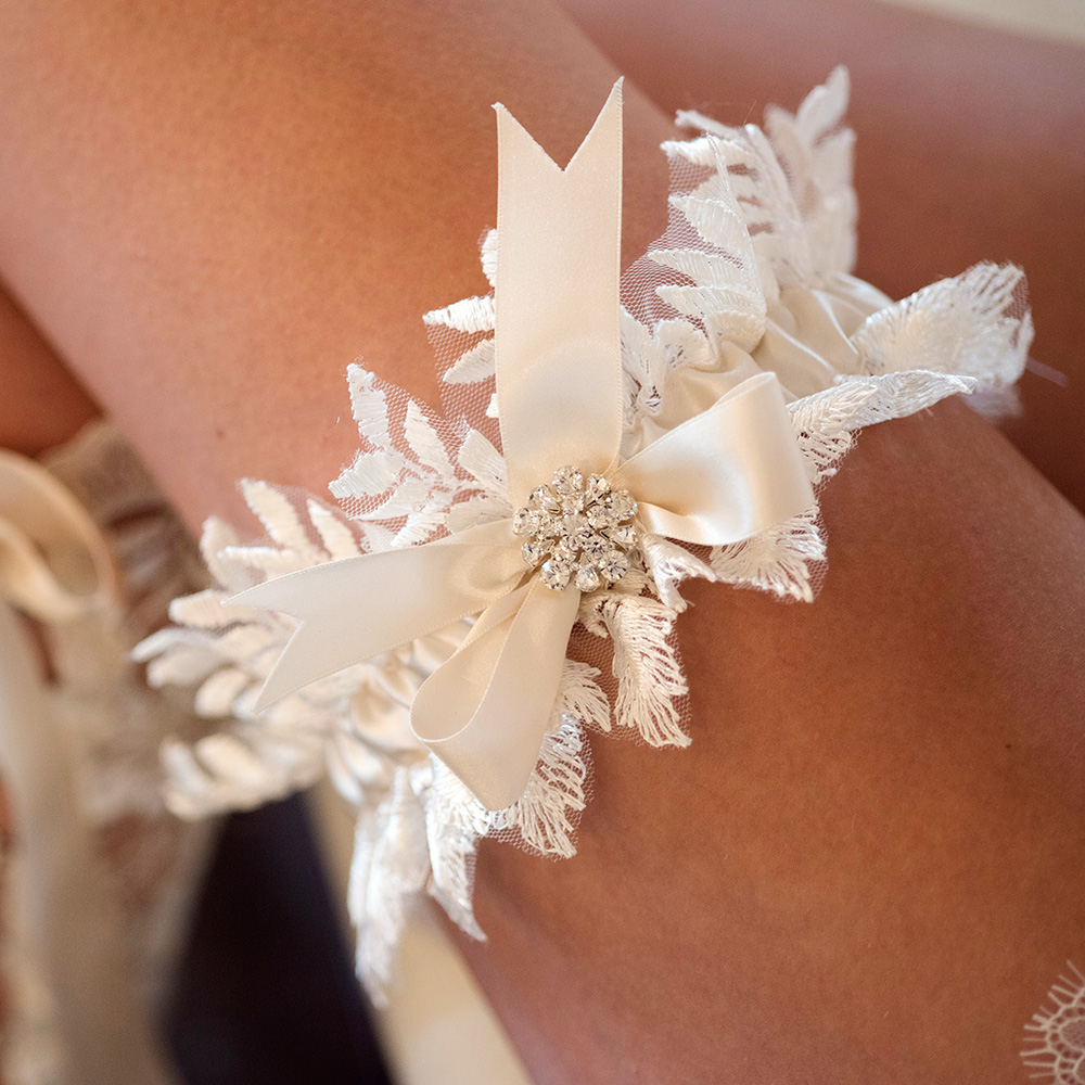 25+ elegant Bilder Ivory Garter : Jeweled Ivory Garter | Wedding garter lace, Bridal ... / Add a touch of class to your bridal accessories with this elegant heirloom garter set.